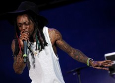 Rapper Lil Wayne faces federal gun charge in Florida