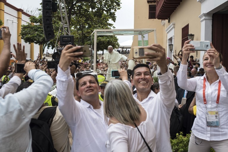 'Put down those smartphones!' pope tells bishops