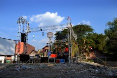 Baron Cilik’s central field witnesses a stage being assembled ahead of the inaugural Jener River Festival, which was held to raise environmental awareness on conserving the river. JP/Stefanus Ajie