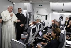 Pope slams climate change deniers as 'stupid'
