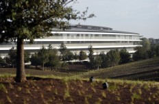 Apple 'spaceship' nestled in Earthly oasis