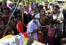 This September 16, 2017 photo shows a doctor of the Bengali Welfare Association running a medical clinic for Rohingya refugees in Jalpatoli refugee camp in the no-man's land area between Myanmar and Bangladesh, near Gumdhum village in Ukhia. More than 400,000 Rohingya Muslims have now arrived in southern Bangladesh seeking sanctuary from violence that the United Nations says likely amounts to ethnic cleansing. But unlike those arriving now, thousands of Rohingya who fled in the early days of the crisis that erupted last month were initially blocked from entering Bangladesh. Too afraid to go back to Myanmar, they set up camp in a small area of no man's land where they have been ever since, waiting for the world to force the country they consider home to take them back. AFP/ Dominique Faget 