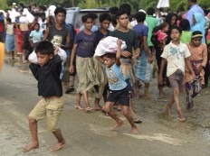 Rohingya Muslim refugee children run after a distribution of supplies at Balukhali refugee camp near the Bangladehsi district of Ukhia on September 19, 2017.
Aung San Suu Kyi said September 19 she does not fear global scrutiny over the Rohingya crisis, pledging to hold rights violators to account but refusing to blame the military for violence that has driven some 421,000 of the Muslim minority out of her country. In an address timed to pre-empt likely censure of Myanmar at the UN General Assembly in New York -- delivered entirely in English and aimed squarely at an international audience -- she called for patience and understanding of the unfurling crisis in her "fragile democracy". AFP/ Dominique Faget 