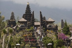 Tourism Minister visits Besakih Temple to oversee situation around Mount Agung