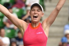  Wozniacki whips Russian to retain Tokyo crown 