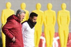 This file photo taken on Feb. 14, 2017 shows Bayern Munich's Italian head coach Carlo Ancelotti (left) talking with Bayern Munich's Spanish midfielder Thiago Alcantara during the final team training in Munich, southern Germany, on the eve of the UEFA Champions League round of sixteen match between FC Bayern Munich and Arsenal.