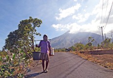 More residents flee Mt. Agung to Lombok by boat