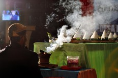 Incense smoke accompanies the prayers and sacrifice. JP/Magnus Hendratmo