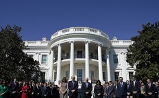 After Las Vegas massacre, Trump silent on gun control