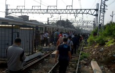 Train derailment brings chaos to morning commute