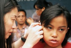 Between hearing aids and sign language