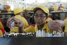 A worker arranges sticks of the hand-rolled kretek brand, Dji Sam Soe, at the PT HM Sampoerna factory at Surabaya’s Rungkut Industrial Estate. JP/Wahyoe Boediwardhana