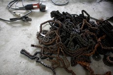 A pile of used chain which will be used as the main materials for the handicraft. JP/Maksum Nur Fauzan