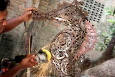 Agung welds a sea horse sculpture. JP/Maksum Nur Fauzan