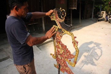 Used spare parts turn into pretty handicrafts