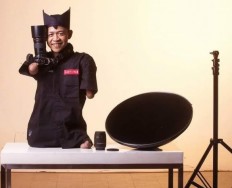 Indonesian photographer thrives despite not having arms, legs