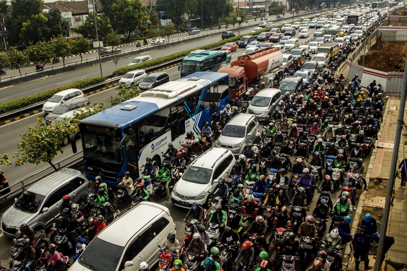 Jakartans spend 22 days in traffic  jam  per year Survey 