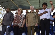 (Left to right) Former guerrilla Cuban Harry "Pombo" Villegas -who fought alongside Che Guevara-, the daughter of Che, Aleida Guevara, Cuba's Vice President Ramiro Valdes Menendez and Bolivian President Evo Morales attend a ceremony to commemorate the 50th anniversary of the death of Argentine-born guerrilla leader Ernesto "Che" Guevara, on Oct. 8, 2017 in Vallegrande municipality, southern Bolivia. 