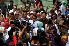 Supporters greet new Jakarta leaders at Sunda Kelapa Mosque