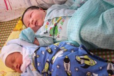 This picture taken on October 15, 2017 shows baby boy Tran Tien Quoc (top) next to an unidentified baby at the Vinh Tuong district medical center in Vinh Phuc province. A Vietnamese mother got the shock of her life when her newborn son weighed in at a whopping 7.1 kilograms, one of the heaviest births reported in the Southeast Asian nation.