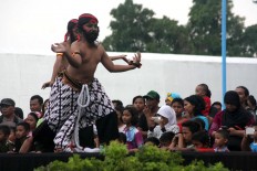 Traditional entertainment: Locals enthusiastically watch the reog performances. JP/ Maksum Nur Fauzan