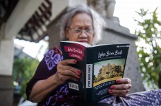 A woman reads Luka Bom Bali, which was released by the Isana Dewata Foundation on Oct. 12, 2017. The book was co-written by Ni Komang Erviani and Anak Agung Lea and tells the stories of 15 victims of the 2002 and 2005 Bali bombings. JP/Anggara Mahendra