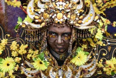 A carnival participant expresses himself before the parade kicks off. JP/Aman Rochman