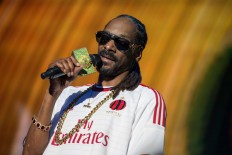 Snoop Dogg apologizes for attacking TV anchor over Bryant story