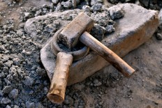 A 5-kilogram hammer is used to grind the rocks. JP/ Magnus Hendratmo