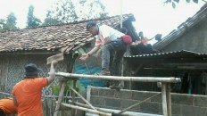 Tornado destroys kiosks, topples poles in Bekasi