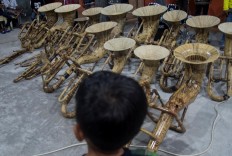 On display: A youngster observes a set of bamboo musical instruments. JP/ Tarko Sudiarno