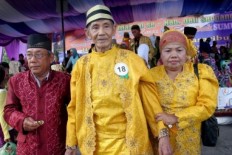 Hundreds of elderly tie knot in mass wedding in Central Java