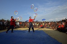 Clowns bring laughter to traumatized Rohingya children