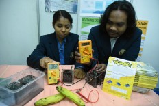 Malang students produce electricity from banana skins