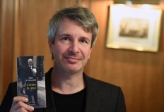 Story of Hitler's rise wins France's top book award
