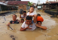 Flood in North Sumatra displaces thousands