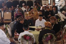 Jokowi back to work in Jakarta a day after daughter's wedding