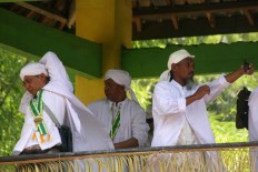 Stretching out: Local clerics get ready to distribute apem (traditional rice pancakes) to thousands of participants in Jatinom, Klaten, Central Java. JP/ Maksum Nur Fauzan