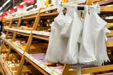 Australian supermarkets work to prevent 'bag rage' as plastics ban takes effect