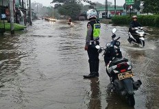 Bandung students move to village office following floods