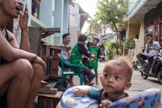 Residents on Jl. Pandean IV enjoy their afternoon chatting. JP/Anggara Mahendra