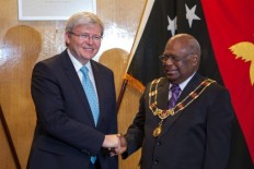 Australian Prime Minister Kevin Rudd (L) meets PNG Governor General Michael Ogio at Government House after arriving in Port Moresby on July 14, 2013. Rudd is touring Papua New Guinea on a two-day visit and is expected to hold talks with his PNG counterpart on bilateral issues. AFP PHOTO / 