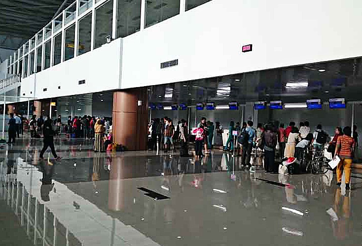  Pontianak airport  resumes operations after flooding 