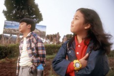 Derby Romero plays Sadam (left) and Sherina plays herself in 'Petualngan Sherina' (2000).