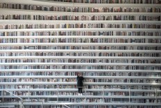 This picture taken on November 14, 2017 shows people visiting the Tianjin Binhai Library. 