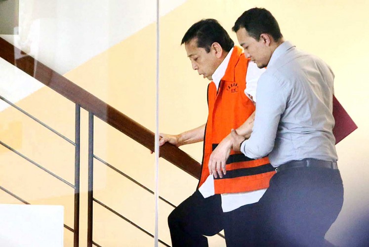 Easy does it: House of Representatives Speaker Setya Novanto is assisted as he climbs stairs to attend a questioning session at the Corruption Eradication Commission (KPK) office in Jakarta on Nov. 22, 2017.