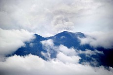  Thousands flee over Bali volcano eruption fears 