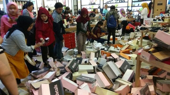 Shoe boxes litter the floor of Matahari department store in Taman Anggrek shopping mall, West Jakarta, on Nov. 21, 2017 as shoppers overwhelm the store prior its closure on Dec. 3, 2017. 