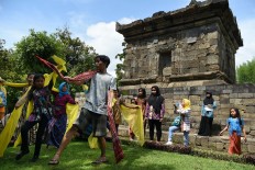 Flow with it: A volunteer teaches students traditional dance moves during the Ajar Pusaka Budaya event. JP/ Aman Rochman