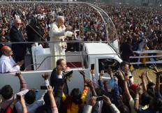 Pope leads Dhaka mass before Rohingya meeting